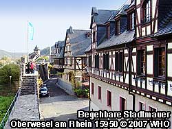 Die Wanderrouten in der Weinstadt Oberwesel führen zum Teil über die begehbare Stadtmauer entlang der mittelalterlichen Stadttürme.