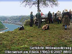 Bei der Höhenwanderung über den Wanderweg beim Weinbergwandern am Rheinhöhenweg gibt es beim Aussichtspunkt am "Steinbruch Lambrich" mit Blick auf das Rheintal bei Oberwesel am Rhein eine weitere Weinverkostung.