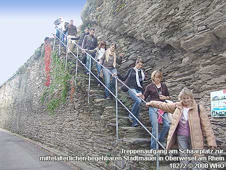 Treppenaufgang am Schaarplatz zur mittelalterlichen begehbaren Stadtmauer in Oberwesel am Rhein.