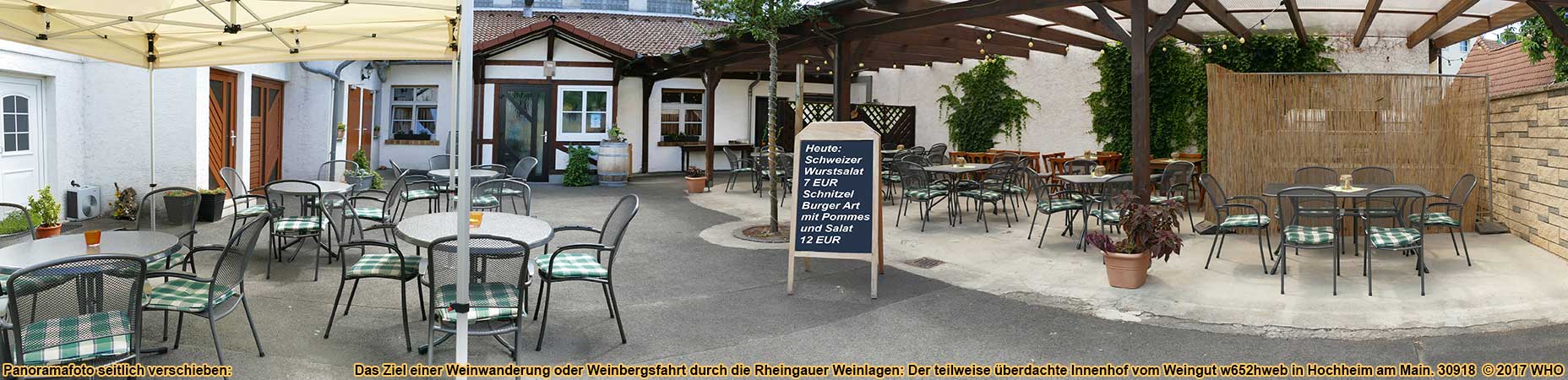 Das Ziel einer Weinwanderung oder Weinbergsfahrt durch die Rheingauer Weinlagen: Der teilweise berdachte Innenhof vom Weingut w652hweb in Hochheim am Main.