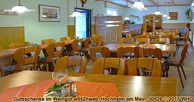 Das Ziel einer Weinwanderung oder Weinbergsfahrt durch die Rheingauer Weinlagen: Die Gutsschenke vom Weingut w652hweb in Hochheim am Main.