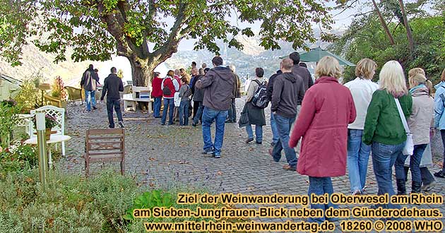 Ziel der Weinwanderung bei Oberwesel am Rhein am Sieben-Jungfrauen-Blick neben dem Gnderodehaus.
