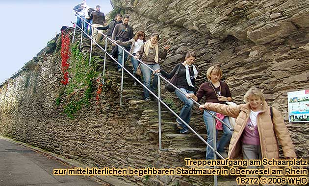 Treppenaufgang am Schaarplatz zur mittelalterlichen begehbaren Stadtmauer in Oberwesel am Rhein.