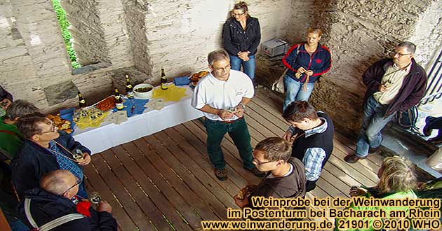 Weinprobe im Postenturm bei der Weinwanderung bei Bacharach am Rhein