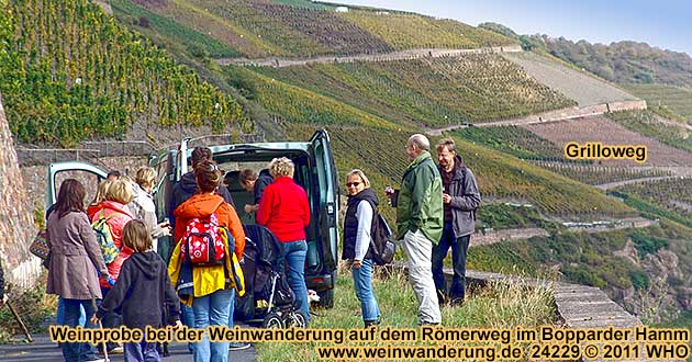 Weinprobe bei der Weinwanderung auf dem Römerweg im Bopparder Hamm