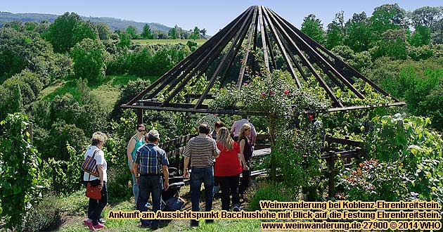 Weinwanderung bei Koblenz-Ehrenbreitstein. Aussichtspunkt Bacchushhe mit Blick auf die Festung Ehrenbreitstein.