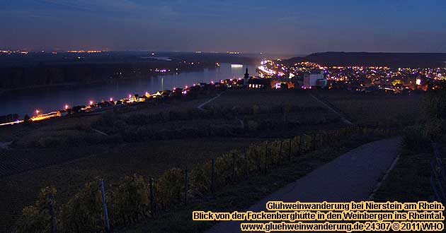 Glhweinwanderung Nierstein, Rheinhessen. Blick von der Fockenberghtte in den Weinbergen.