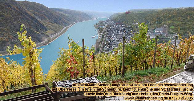 Aussicht vom Sieben-Jungfrauen-Blick am Ende der Weinwanderungauf Oberwesel am Rhein mit Schnburg, Liebfrauenkirche und St.-Martins-Kirche sowie links den Rheinsteig und rechts den Rhein-Burgen-Weg.