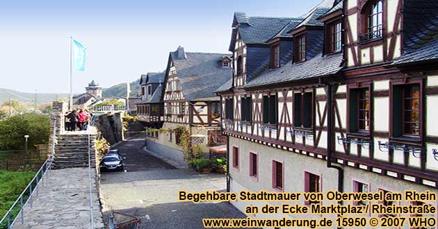 Begehbare Stadtmauer von Oberwesel am Rhein an der Ecke Marktplatz / Rheinstrae (rechts das Gebude der Volksbank).