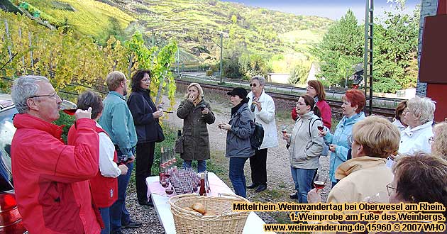 Mittelrhein-Weinwanderung bei Oberwesel am Rhein zum Sieben-Jungfrauen-Blick. Erste Weindegustation neben dem Weinberg an der Koblenzer Straße 89.