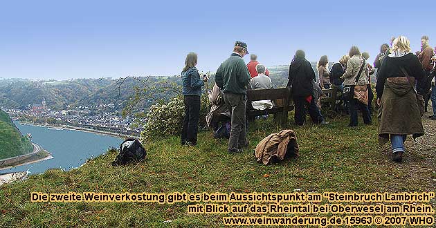 Bei der Höhenwanderung über den Wanderweg beim Weinbergwandern am Rheinhöhenweg gibt es beim Aussichtspunkt am "Steinbruch Lambrich" mit Blick auf das Rheintal bei Oberwesel am Rhein eine weitere Weinverkostung.