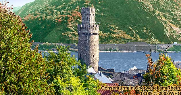 Ochsenturm in Oberwesel am Rhein. Blick von der begehbaren Stadtmauer zwischen Niederburger Torturm und Felsenturm.