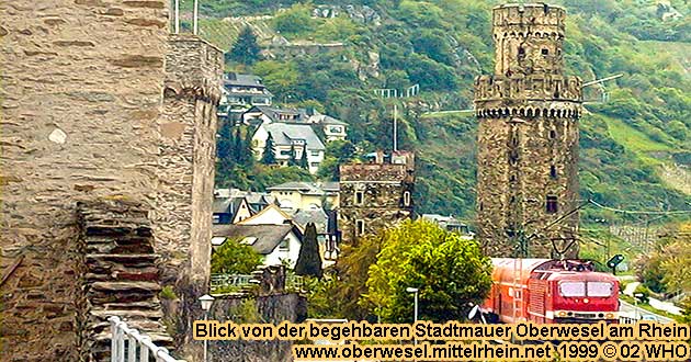 Begehbare Stadtmauer in Oberwesel am Rhein. 4 Stadttürme (von links nach rechts): Hospitalgassenturm, besteigbarer Steingassenturm mit schöner Rundumsicht, Katzenturm und Ochsenturm.