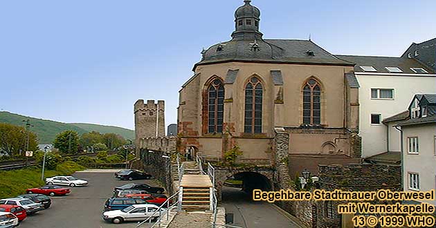 Begehbare Stadtmauer in Oberwesel am Rhein entlang der entlang der Wernerkapelle (Mutter-Rosa-Kapelle)