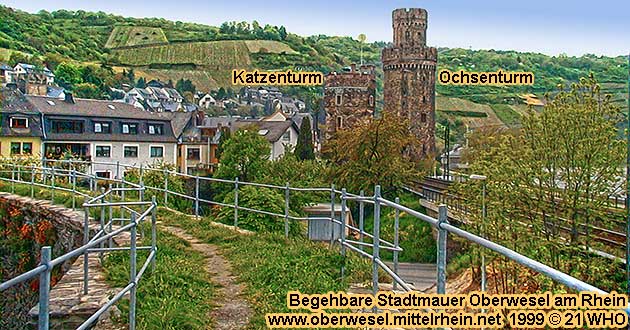 Begehbare Stadtmauer in Oberwesel am Rhein. Blick auf Katzenturm und Ochsenturm.