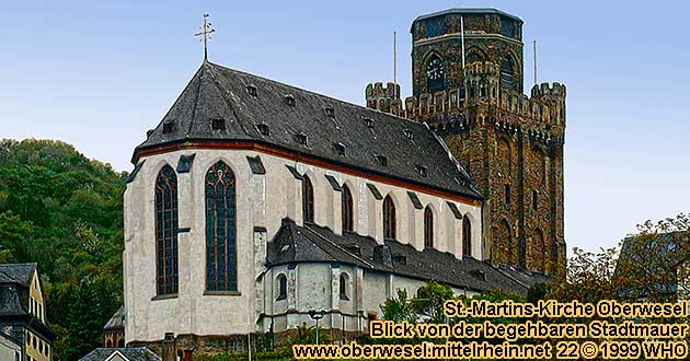 Blick von der begehbaren Stadtmauer in Oberwesel am Rhein auf die St. Martinskirche.